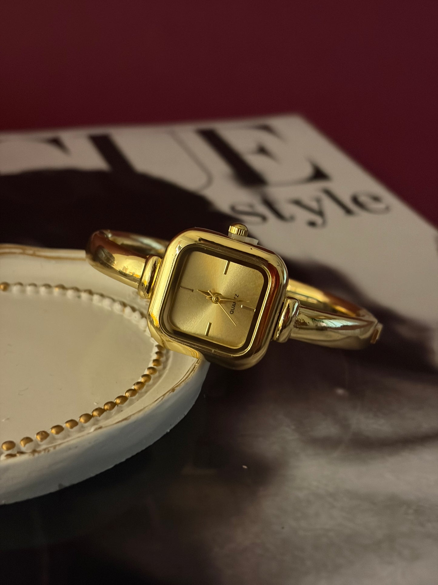 Jill beige bezel watch