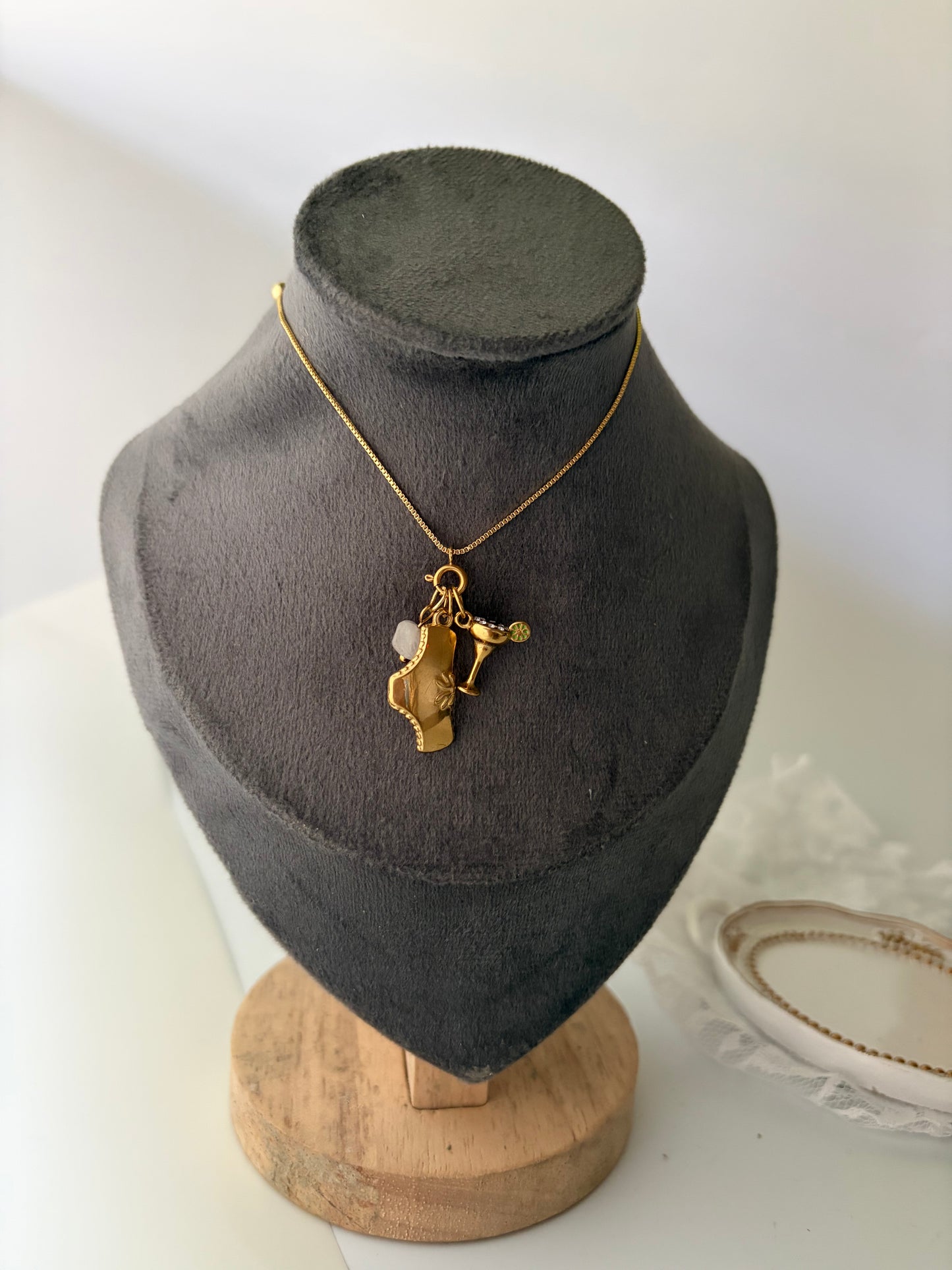 Bottoms up neckpiece