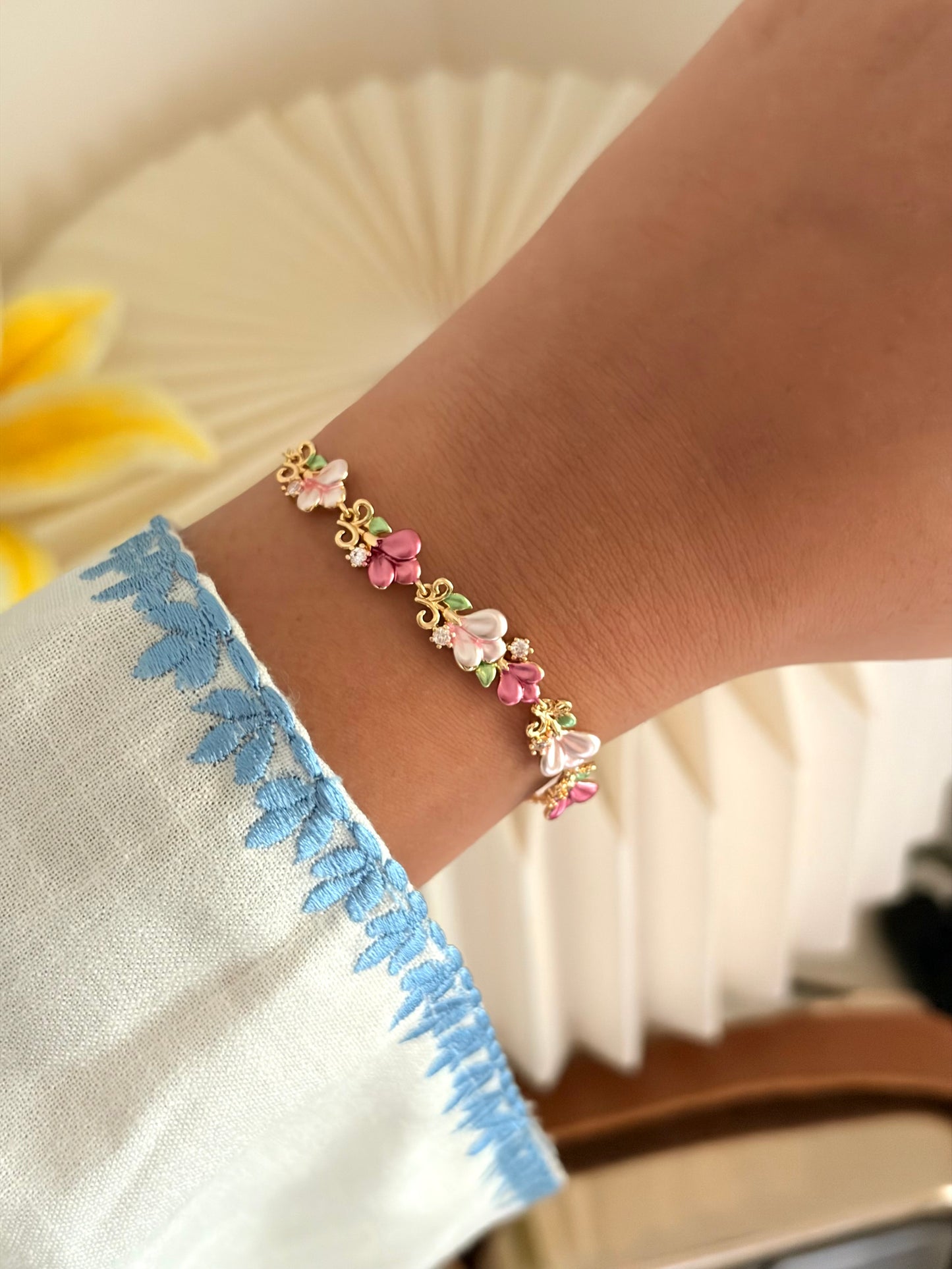 Bloom mauve chain botanical