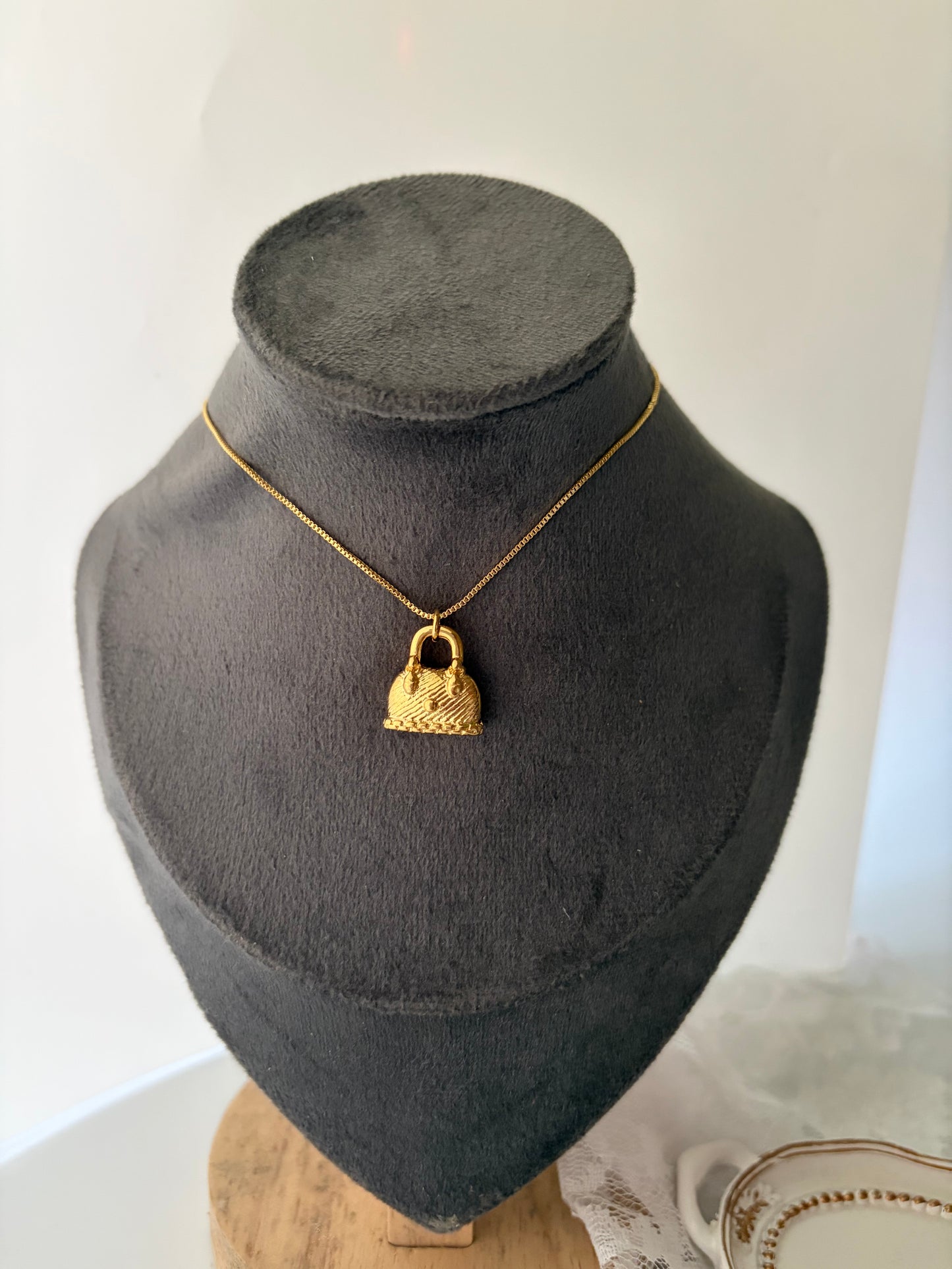 Bag it girl neckpiece