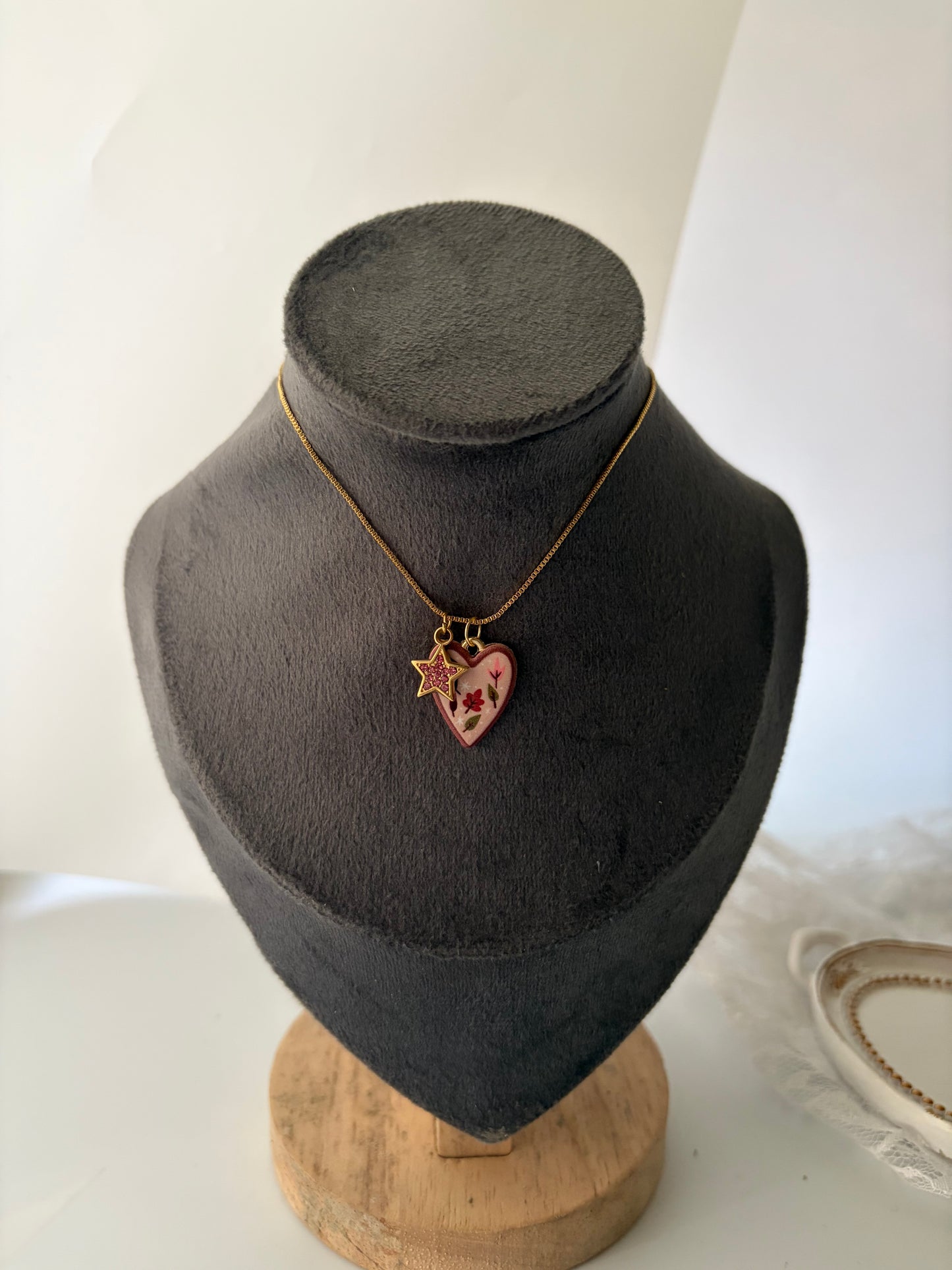 Rosy rosette neckpiece