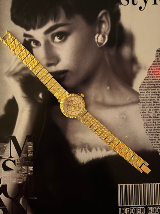 Timeless statement round dial