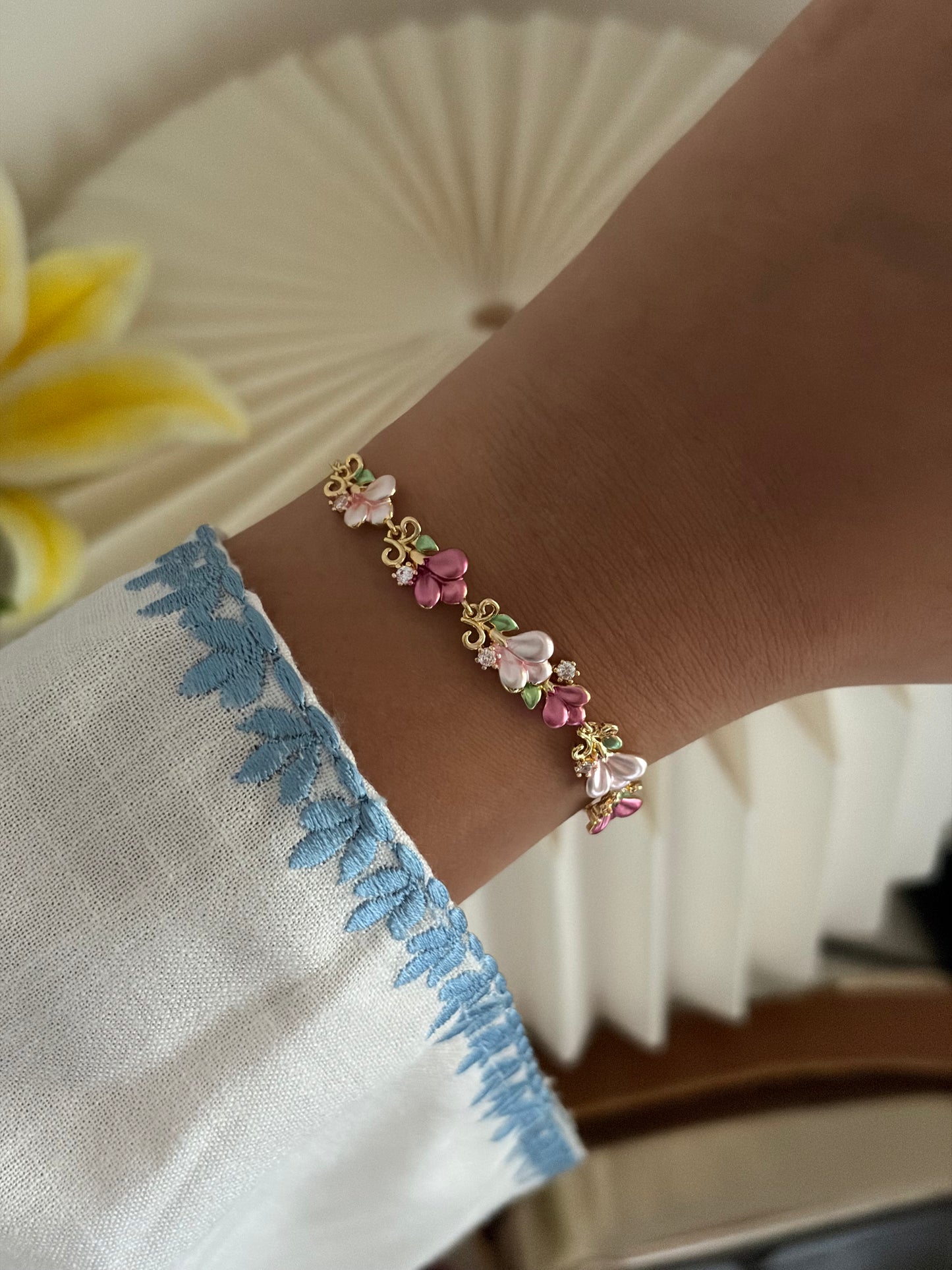 Bloom mauve chain botanical