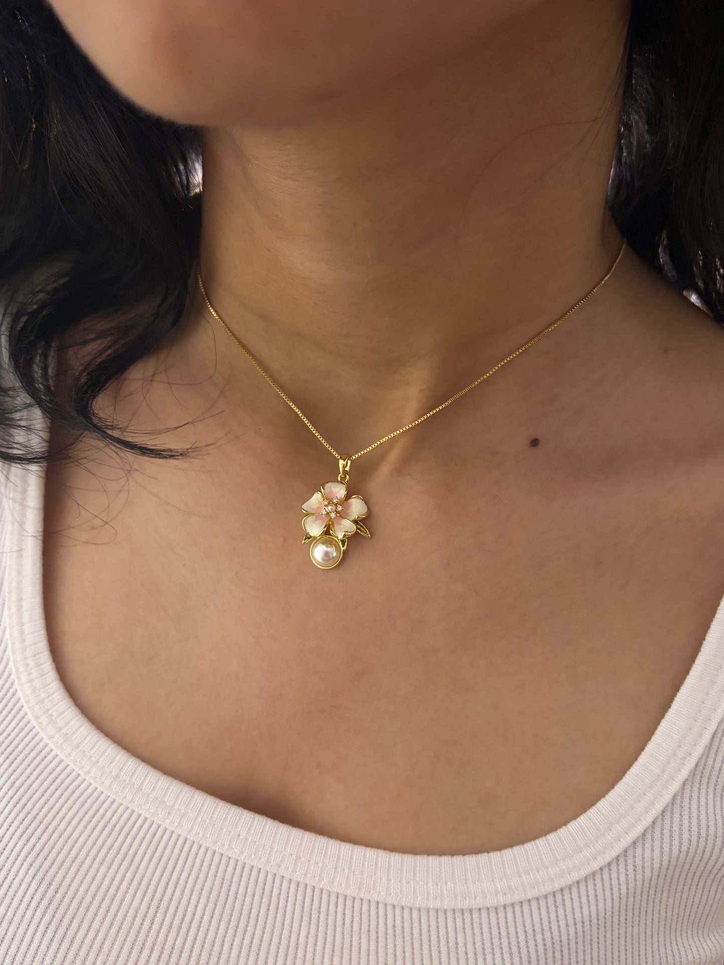 white pearl flower necklace