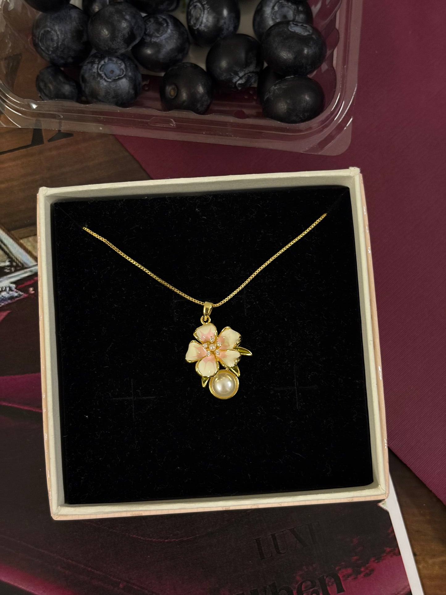 white pearl flower necklace